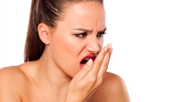 Mal Hálito: Dentista Oferece 4 Dicas para Aprimorar o Frescor da Sua Respiração